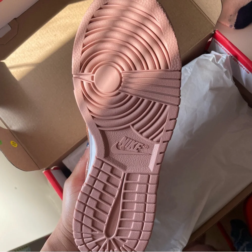 Dunk Rose Whisper - Picture 2 of 3